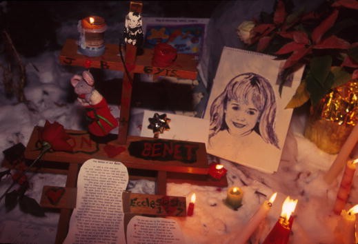 People light candles at the murder site of 6 year old Jonbenet Ramsey in Boulder, Colorado, December 1997.