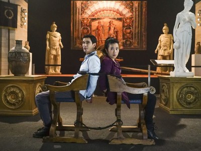 Elyes Gabel as Walter O'Brien and Jadyn Wong as Happy Quinn in a museum case gone wrong in "Scorpion".