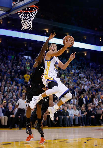Stephen Curry #30 of the Golden State Warriors in action against the Phoenix Suns at ORACLE Arena on December 16, 2015 in Oakland, California.
