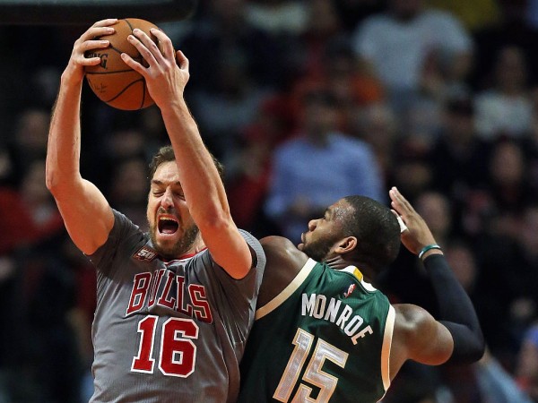 Milwaukee Bucks center Greg Monroe (R) competes for the rebound against former Chicago Bulls' center Pau Gasol