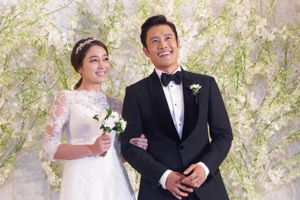 Newly-wed Lee Min Jung (L) and Lee Byung Hun all smiles at the wedding reception.