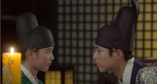Lee Yeong (Park Bo Gum) and Hong Ra-on (Kim Yoo Jung) in an episode of KBS2's 'Moonlight Drawn by Clouds.'