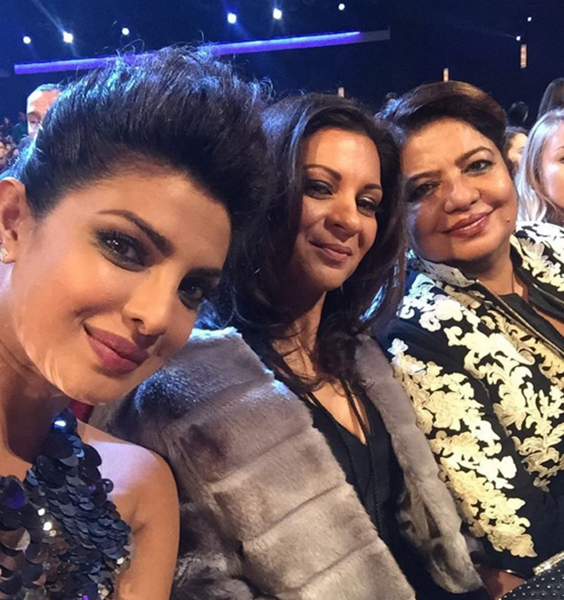 "Quantico" star Priyanka Chopra attended the 42nd People's Choice Awards with entrepreneur Anjula Acharia and her mother Madhu Chopra.