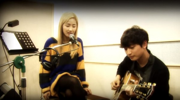 Wonder Girls' Yenny and 2AM's Jinwoon collaborate for an acoustic version of "Last Christmas."