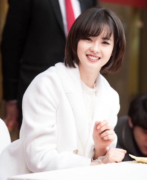 Go Ara during an autograph session at Myeong-Dong Lotte department store.