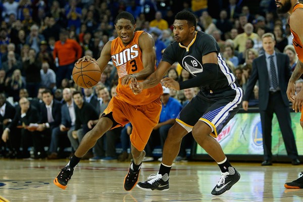 Phoenix Suns point guard Brandon Knight (L) drives past Golden State Warriors Leandro Barbosa