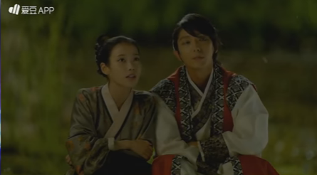 So and Hae-Soo looking at the constellation Cassiopeia, while she tells him the story of the clusters of the stars
