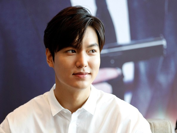 Korean superstar Lee Min Ho, who started dating actress Bae Suzy since March 2015, is now badgered by wedding rumors. 