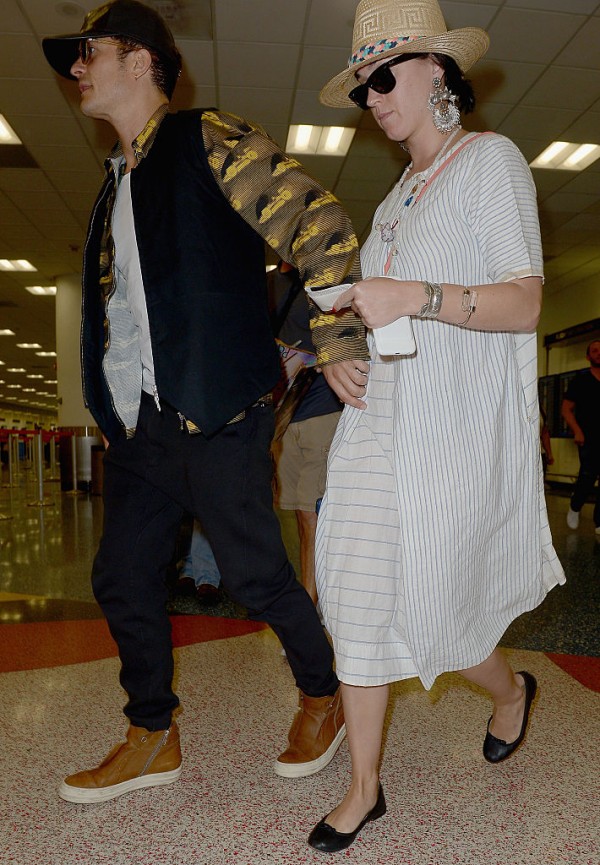 Bloom protects Perry from Paparazzis at Miami International Airport