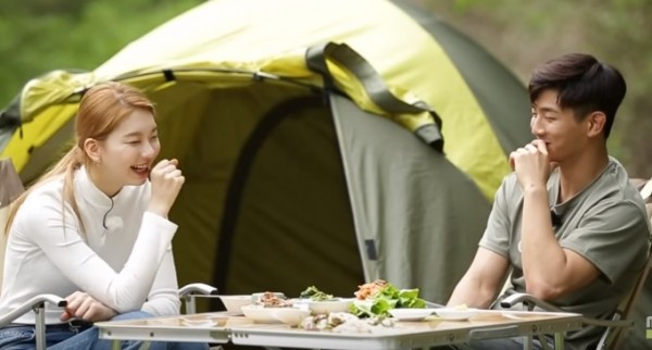 "We Got Married" couple Jota and Jin Kyung enjoying a meal after their garden wedding.