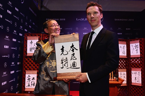Host Benedict Cumberbatch poses with a Chinese sign at the 2015 Laureus World Sports Awards at Shanghai Grand Theatre on April 15, 2015 in Shanghai, China.