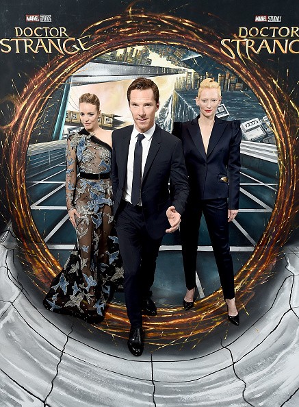 (L-R) Rachel McAdams, Benedict Cumberbatch and Tilda Swinton in front of the Doctor Strange inspired 3D Art at a fan screening.