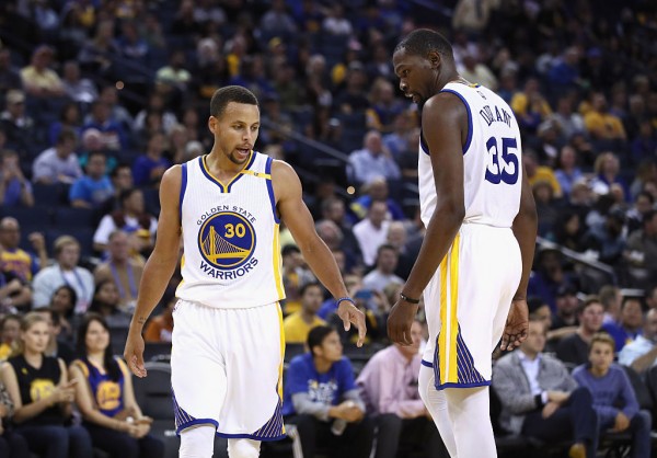 Golden State Warriors players Stephen Curry (L) and Kevin Durant