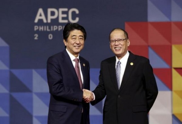 Japan's Prime Minister Shinzo Abe (L) is greeted by Filipino President Benigno Aquino III as he arrives for the Asia-Pacific Economic Cooperation (APEC) leaders meeting in Manila, Philippines, November 19, 2015.