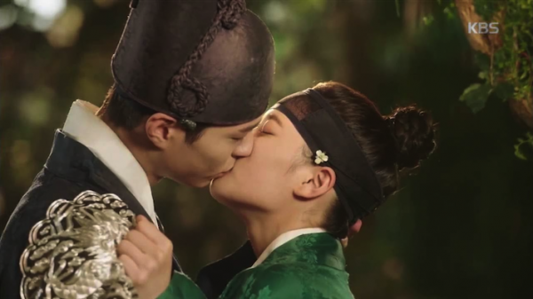 Park Bo Gum and Kim Yoo Jung's controversial kissing scene from KBS2 drama 'Moonlight Drawn by Clouds.'