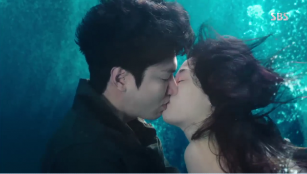 Lee Min Ho and Jun Ji Hyun kissing in a scene from "The Legend of the Blue Sea."