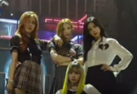 BLACKPINK posed before the start of their performance with the hit single BOOMBAYAH.