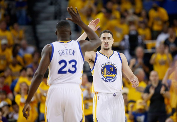 Golden State Warriors players Draymond Green (L) and Klay Thompson