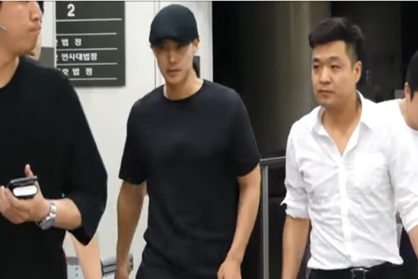 Kim Hyun Joong leaving court after a hearing in July.