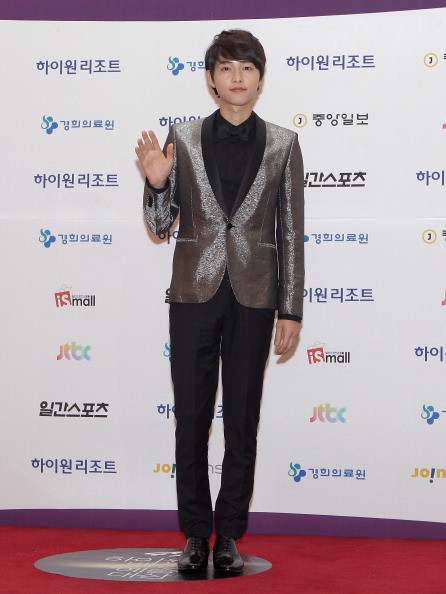 "Descendants of the Sun" actor Song Joong Ki arrives at the 49th Paeksang Arts Awards.