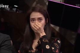 Song Ji Hyo in tears during Le Kwang Soo's acceptance speech at the 2016 SBS Entertainment Awards.