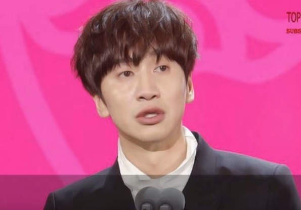 Lee Kwang Soo delivers acceptance speech for Top Excellence Awards at the "2016 SBS Entertainment Awards."