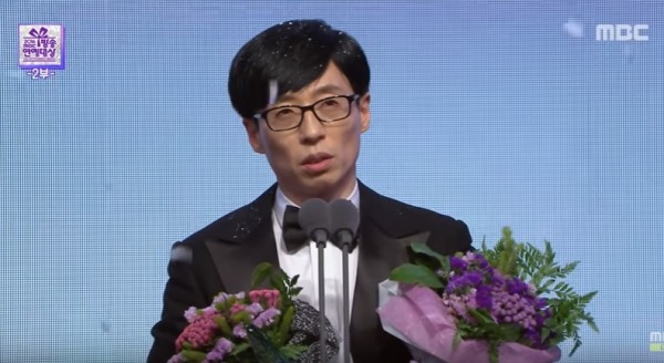 Yoo Jae Suk delivering his acceptance speech after winning the Grand Prize at the "2016 MBC Entertainment Awards."