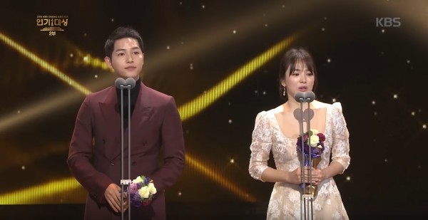 "Descendants of the Sun" stars Song Joong Ki (L) and Song Hye Kyo (R) emotional after receiving the Grand Prize at the "2016 KBS Drama Awards."