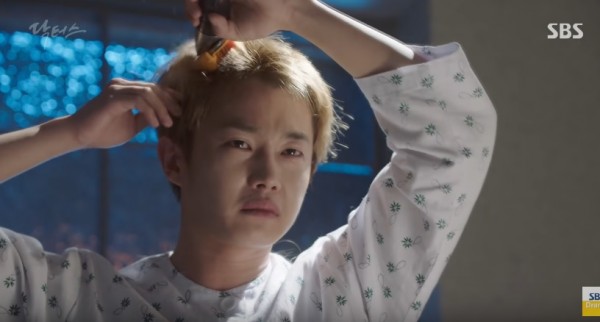 Kim Min Suk shaves his head after being diagnosed with brain tumor on "Doctors."