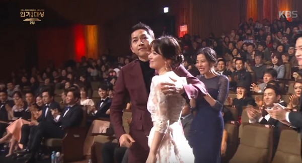Song Joong Ki and Song Hye Kyo win Grand Prize and Best Couple Award at the "2016 KBS Drama Awards."