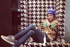 2NE1's Sandara Park dons a laidback attire of sneakers and jeans with a sweater and cap.
