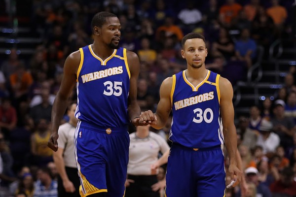 Golden State Warriors players Kevin Durant (L) and Steph Curry