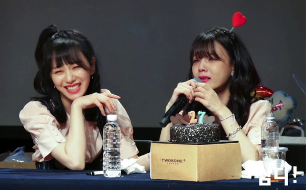 AOA's Mina (left) and Jimin at a fan-signing event at the Ilji Art Hall in Gangham, Seoul on Jan. 8, Sunday.