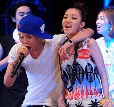 G-Dragon and Dara collaborate together in a live performance of GD's solo track "Hello". 