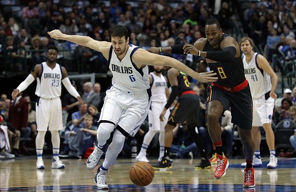 Andrew Bogut #6 of the Dallas Mavericks runs for the loose ball against Dwight Howard #8 of the Atlanta Hawks at American Airlines Center on January 7, 2017 in Dallas, Texas.