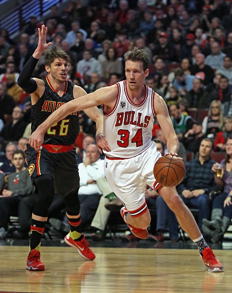 Mike Dunleavy #34 of the Chicago Bulls drives around Kyle Korver #26 of the Atlanta Hawks at the United Center.