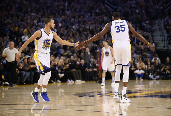 Golden State Warriors players Stephen Curry (L) and Kevin Durant