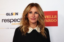 Honorary co-chair Julia Roberts, wearing Gucci dress and Calzedonia stockings, attended the 2016 GLSEN Respect Awards - Los Angeles at the Beverly Wilshire Four Seasons Hotel on Oct. 21, 2016 in Beverly Hills, California. 