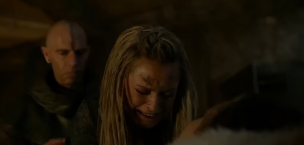 Clarke cries over Lexa's dead body in a scene from "The 100" Season 3 episode 7.