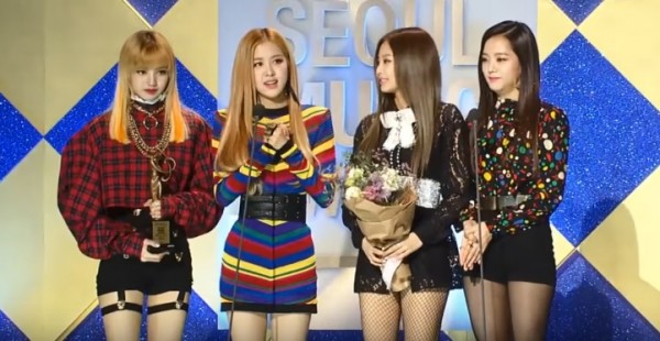 BLACKPINK members emotional after winning the New Artist Award at the 26th Seoul Music Awards.