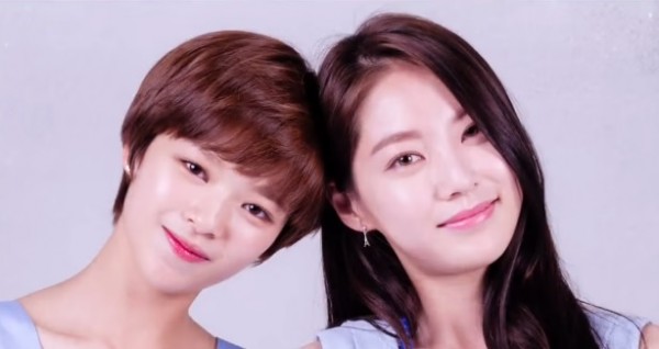Jeongyeon and her sister Gong Seung Yeon poses for the camera for the 'Inkigayo' introductory part.