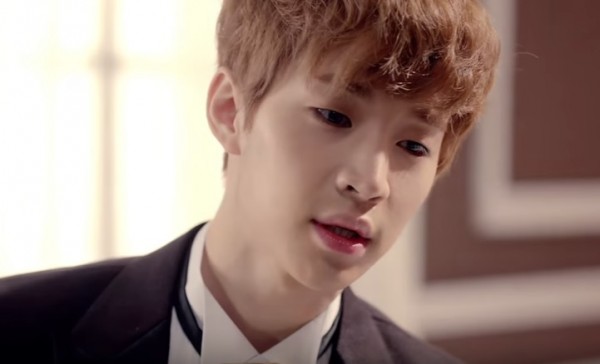 Super Junior M's Henry in the official music video of "TRAP."