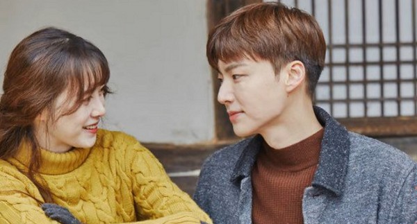 Real life couple Ahn Jae Hyun and Goo Hye Sun on tvN's "Newlywed Diary."