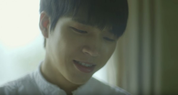INFINITE's Woohyun in the official music video of "끄덕끄덕."
