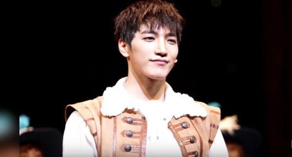 2PM's Jun. K falls off moving platforms during 3rd day of "6 Nights" concert series.