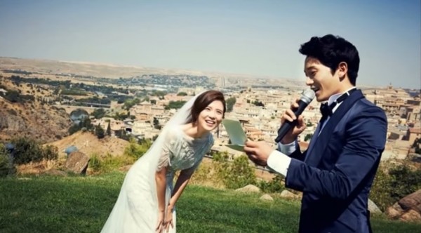 Ji Sung during his proposal to Lee Bo Young in Spain.