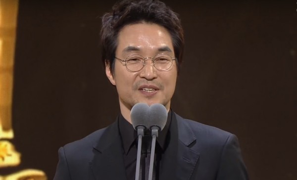 Veteran actor Han Suk Kyu wins Grand Prize at the 2016 SBS Drama Awards for role in 'Romantic Doctor, Teacher Kim.'