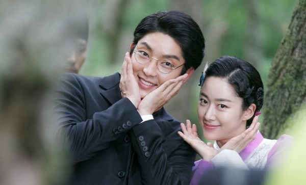 Lee Joon Gi and Jeon Hye Bin on the set of 2014 drama 'Gunman in Joseon.'
