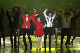 IU performs during the 2013 MelOn Music Awards. 