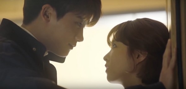 Park Hyung Sik (L) and Park Bo Young (R) getting cozy in an episode of 'Strong Woman Do Bong Soon.'